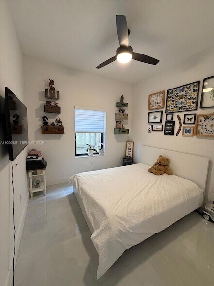 Building Photo - 2481 NE 2nd Dr