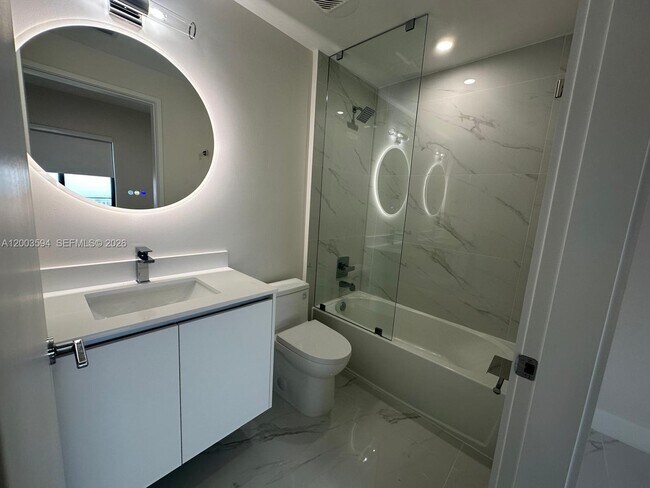 Building Photo - 700 NE 24th St