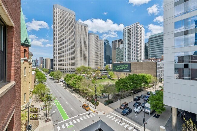 Building Photo - 210 S Desplaines St