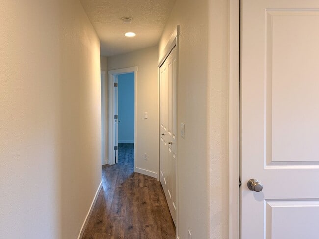 Building Photo - 505-507 NW Hillcrest Dr