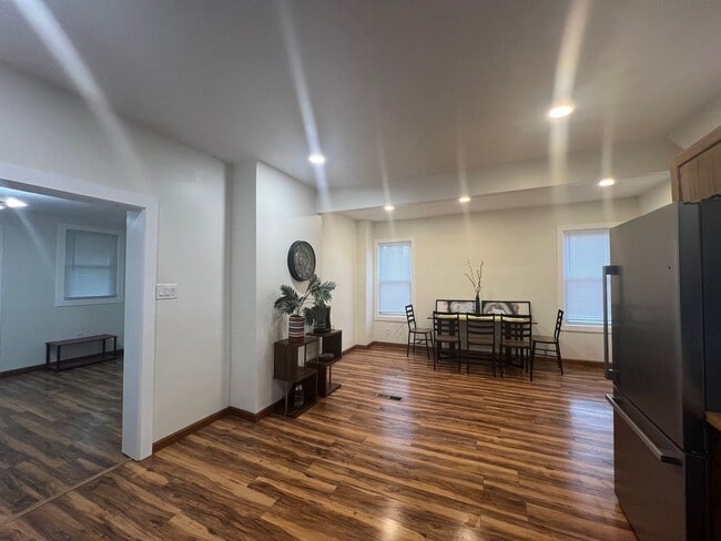 Building Photo - Detroid Shoreway Renovated  4 Bedroom, 2 B...
