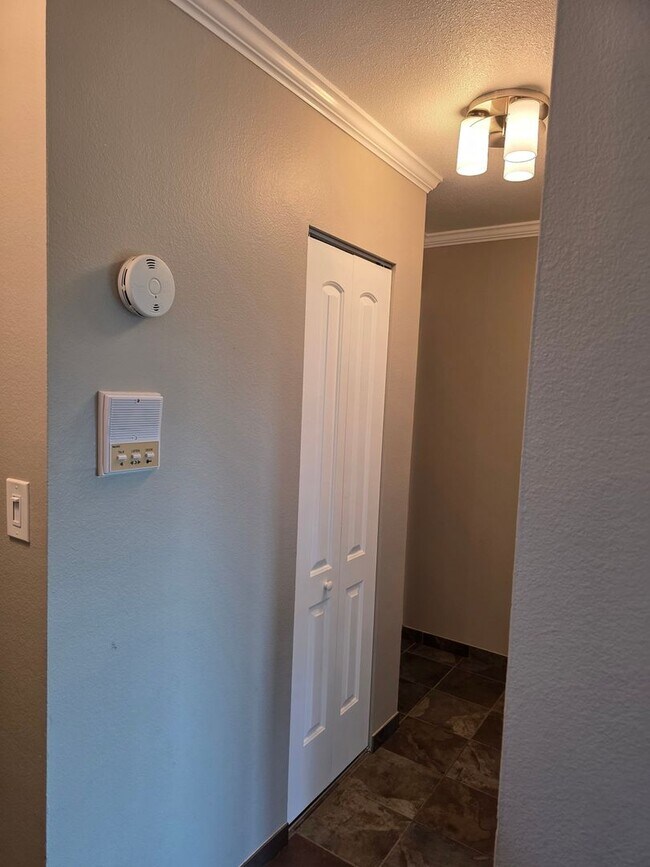 Building Photo - Remodeled 1 BDR in Capital Hill.  Location...