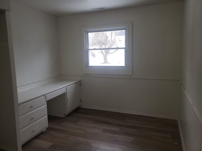 Building Photo - 3 Bedroom in New Haven 2 Bath with Man Cav...