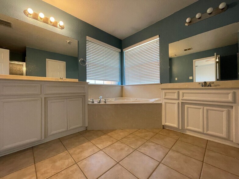 Building Photo - 4205 Capri Dr