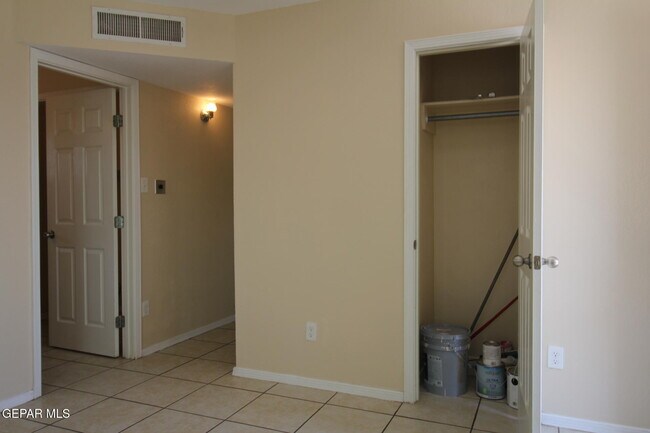 Building Photo - 9145 Begonia Pl