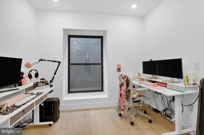 Building Photo - 2007 Cambridge St