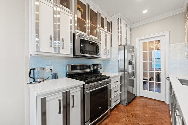 Building Photo - 2000 N Lincoln Park W