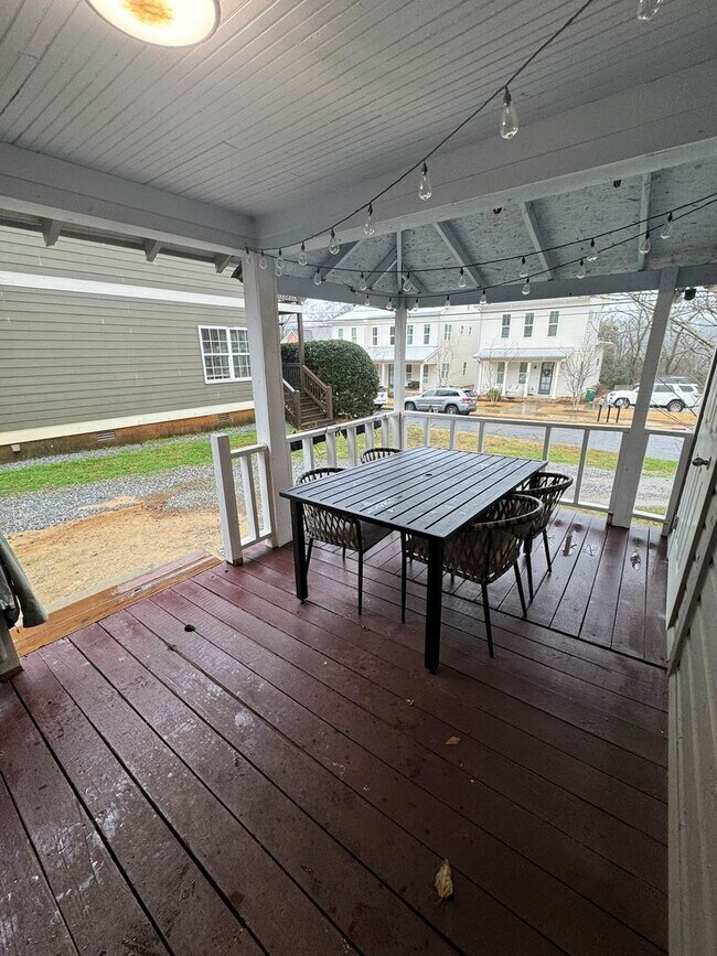 Building Photo - Awesome 3 Bed Close to Campus