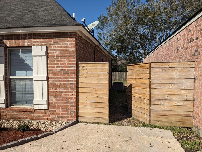 Building Photo - 3BD 2BA House for rent in Bluebonnet Subdi...