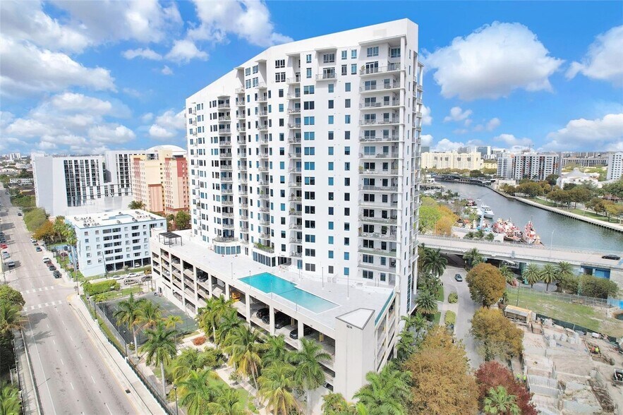 Building Photo - 10 SW South River Dr