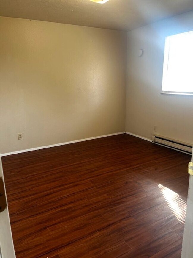 Building Photo - MP149 - 1014-1016 E Crown Ave