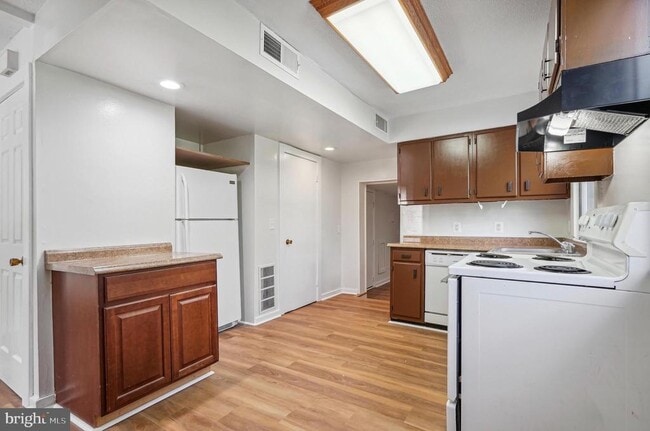 Building Photo - 7405 Columbia Ave