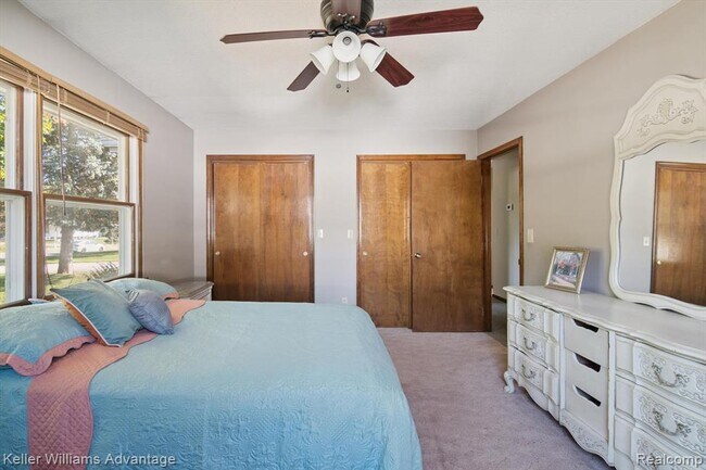 Building Photo - 245 Lynbrook Dr