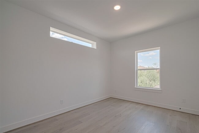 Building Photo - 1350 W 24th St