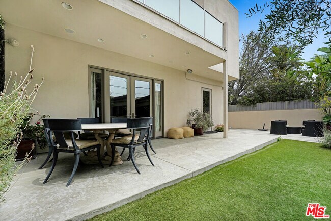 Building Photo - 841 N Crescent Heights Blvd