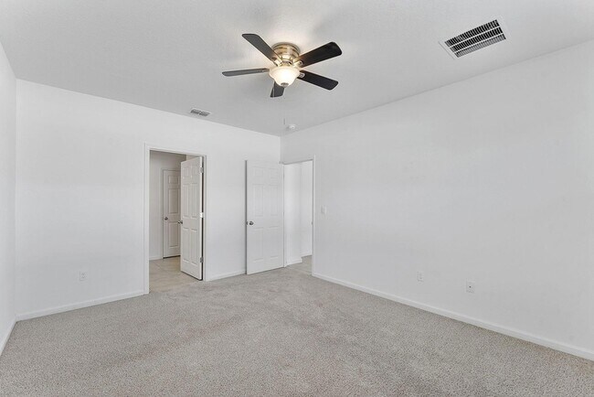 Building Photo - 357 SE Oakridge Dr