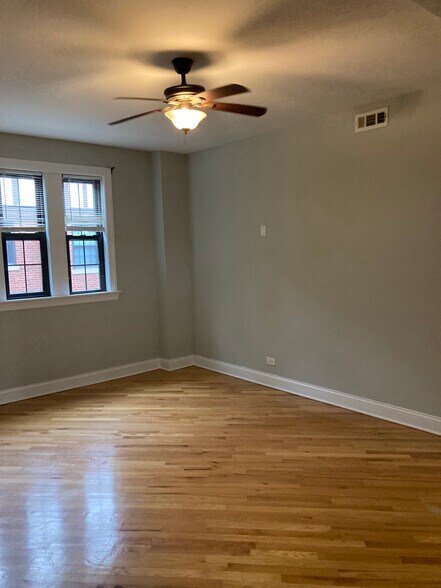 Building Photo - 894 Green Bay Rd