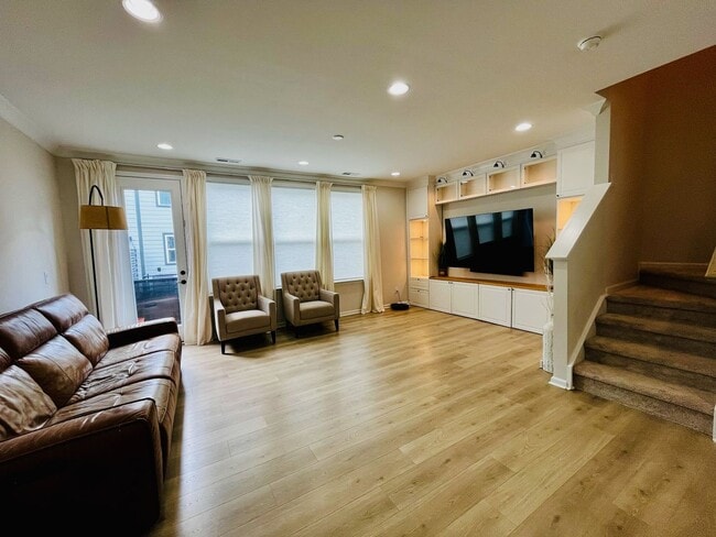 Building Photo - Beautiful 4BR Townhouse in Ballantyne