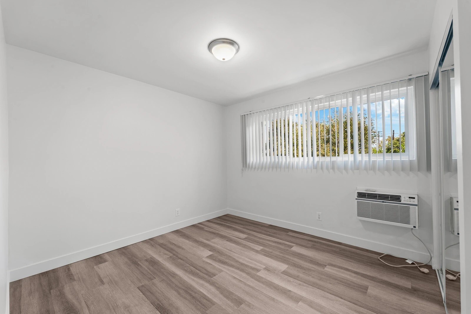 Building Photo - 925 W 30th St