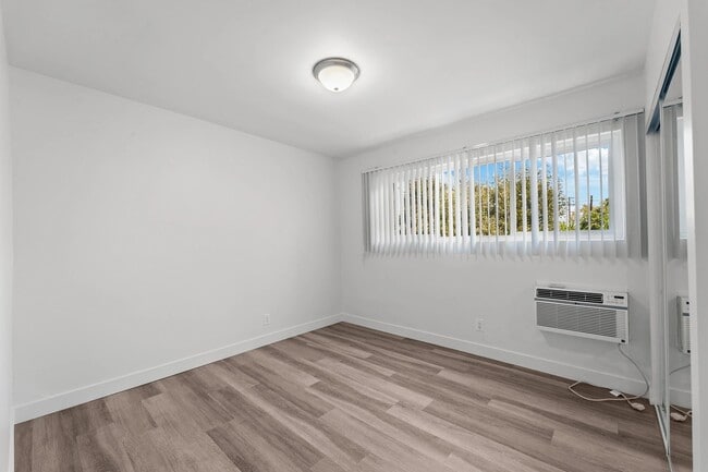 Building Photo - 925 W 30th St