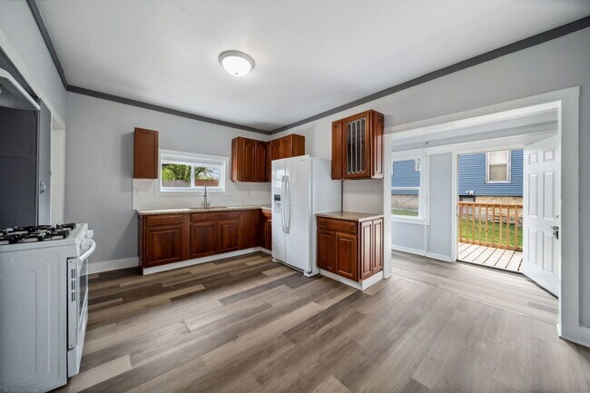 Building Photo - 132 Akin Ave