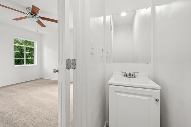Building Photo - Charming 4 Bedroom, 2 Bathroom house