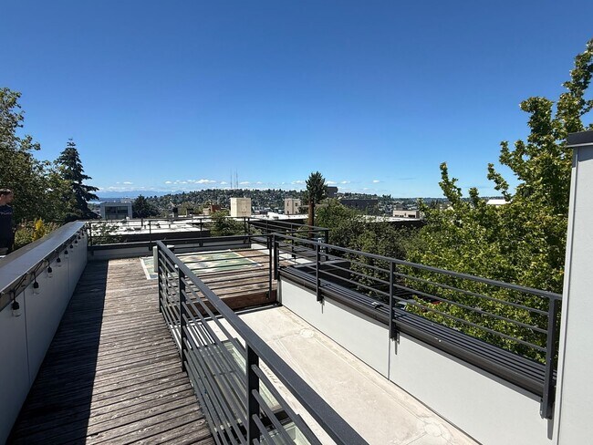 Building Photo - North Capitol Hill Townhome