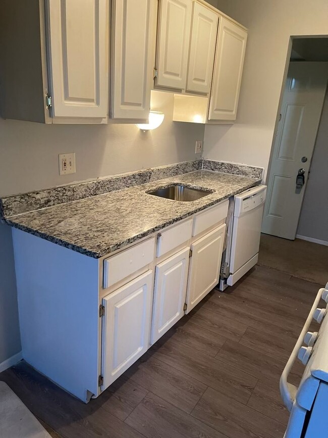 Building Photo - Prime located Condo!