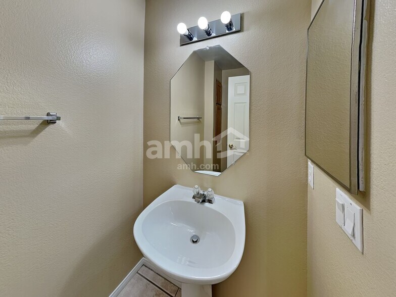 Building Photo - 1416 Bugle Boy Dr