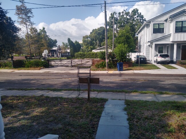 Building Photo - 905 E Osborne Ave