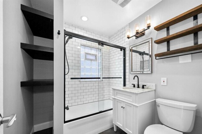 Building Photo - 2420 Harwood Ave