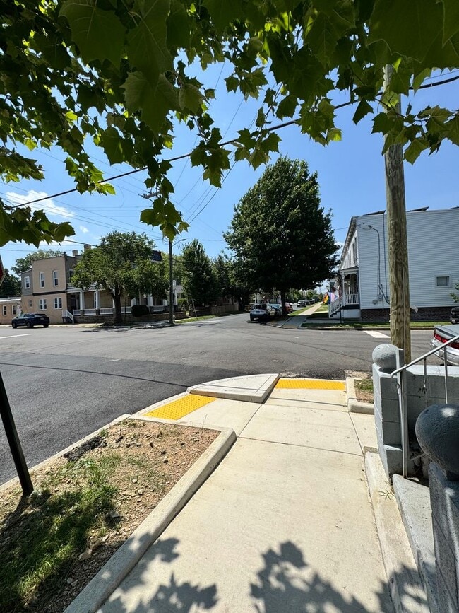 Building Photo - Roomy 3 bed 2 bath in Church Hill, yard, porch, laundry, all electric, central hvac!