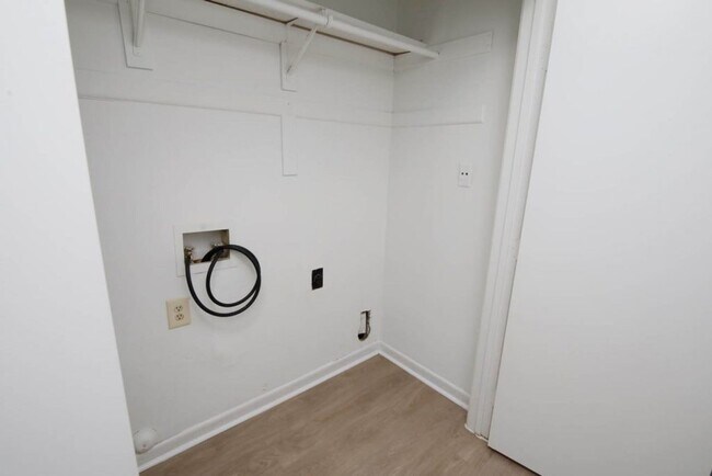 Building Photo - Two Bedroom Apartment