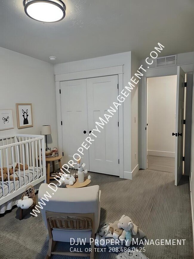 Building Photo - 1332 N Meadowglen Ave