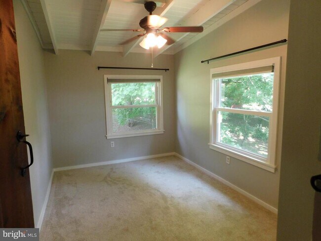 Building Photo - 229 Sunset Ln