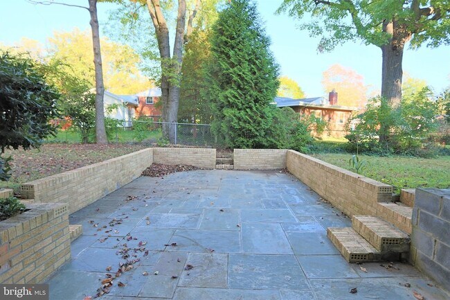 Building Photo - 9705 Fernwood Rd