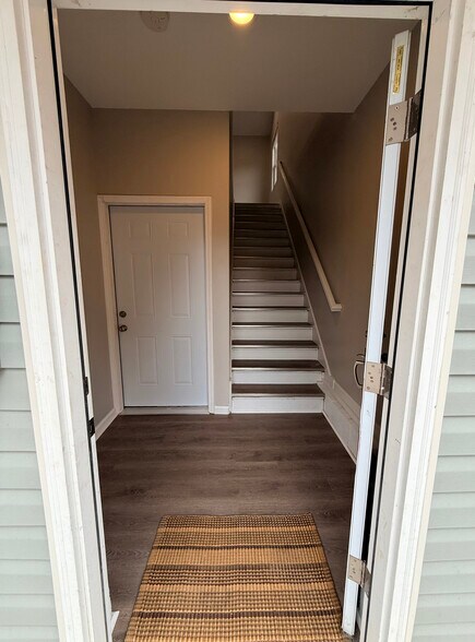 Building Photo - 737 Oak St