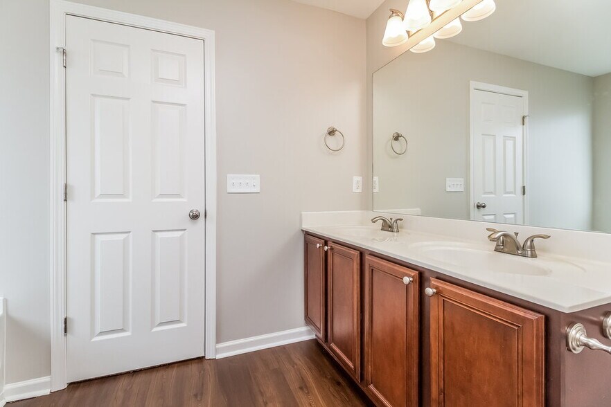 Building Photo - 924 Creek Oak Dr