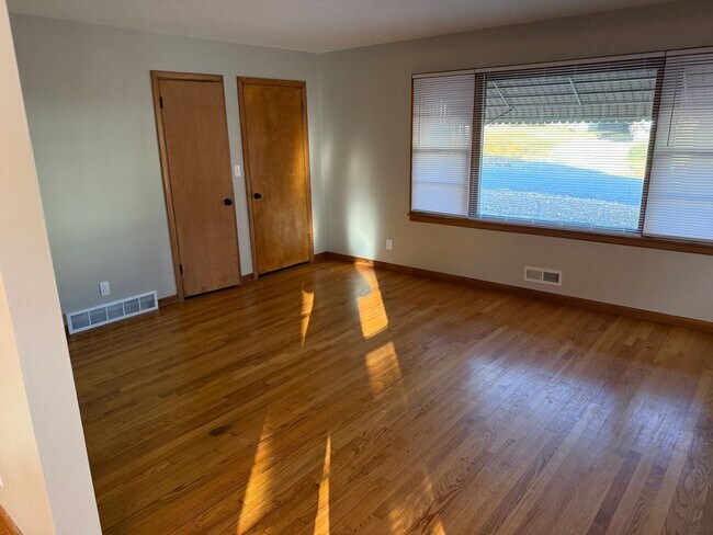 Building Photo - Gardiner Ave S. 223-225