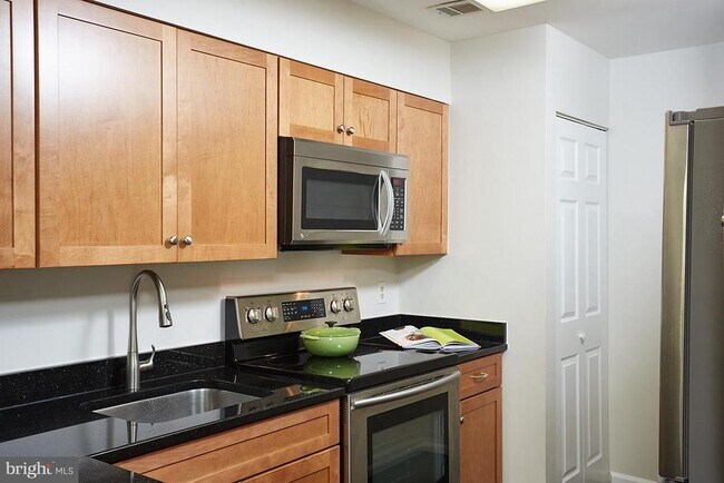 Building Photo - 5700 Chapman Mill Dr