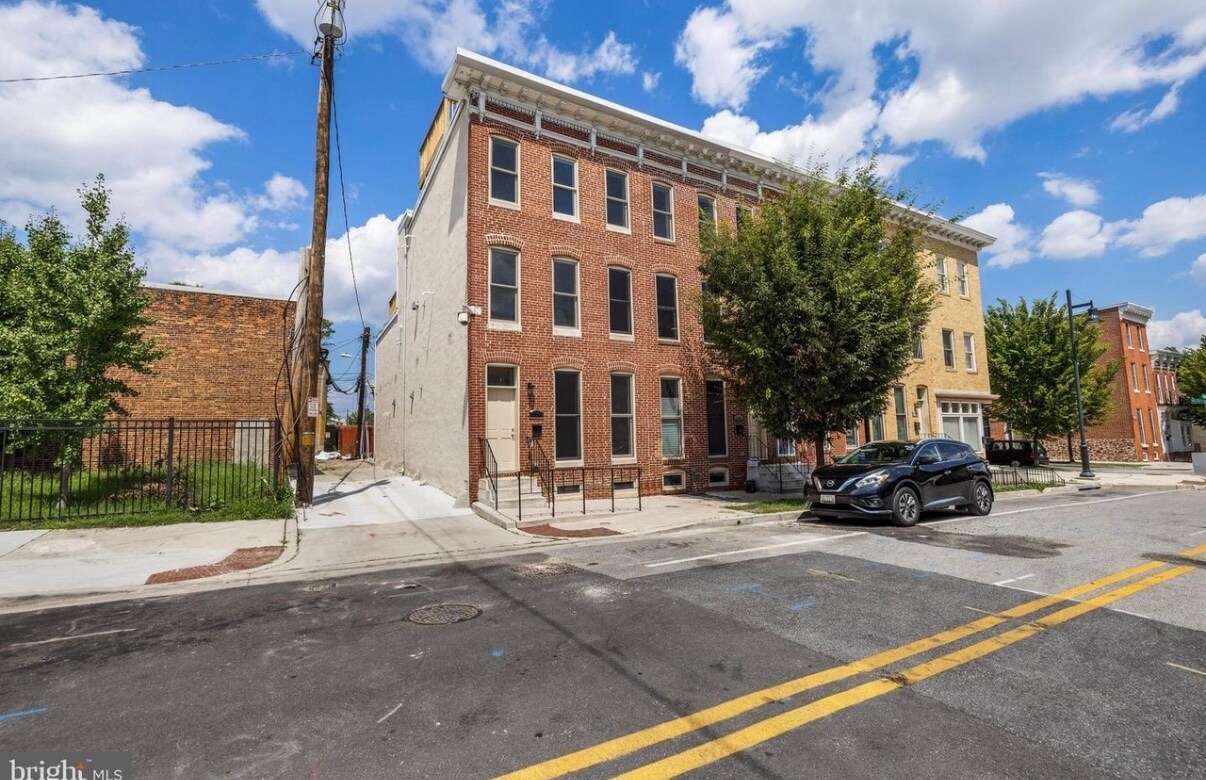 Building Photo - 1704 E Chase St