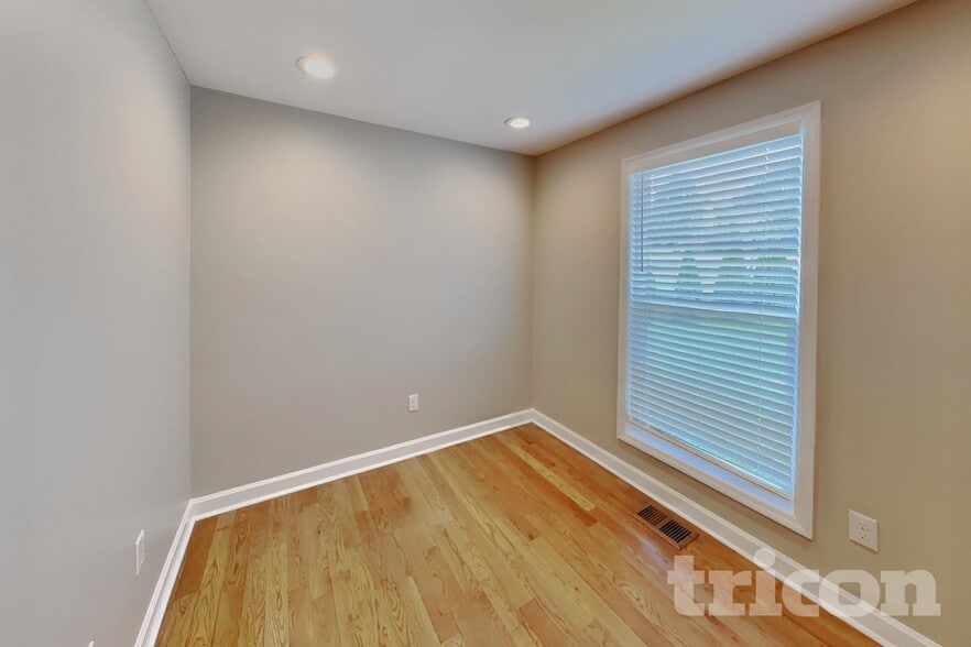 Building Photo - 1026 Chelsea Dr