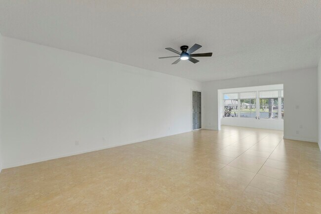 Building Photo - 1142 Cir Terrace W