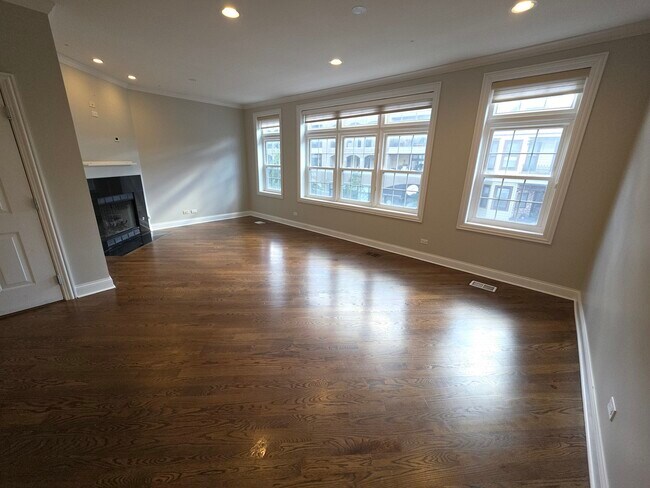 Building Photo - 1428 W Belmont Ave