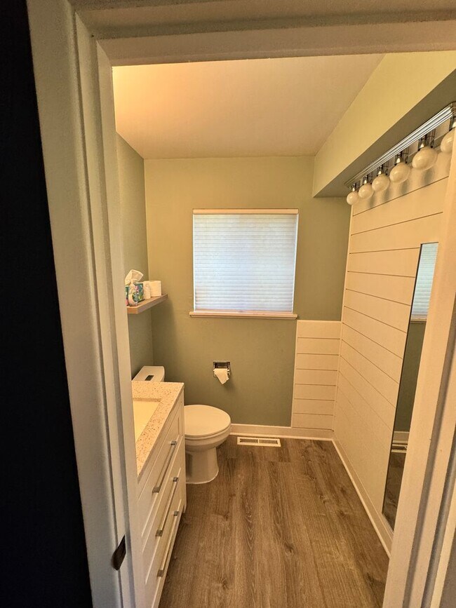 Building Photo - 3 Bedroom 1.5 baths! Walker & Cedar Hills ...