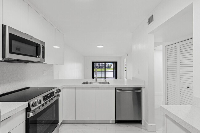 Building Photo - 510 W Park Dr