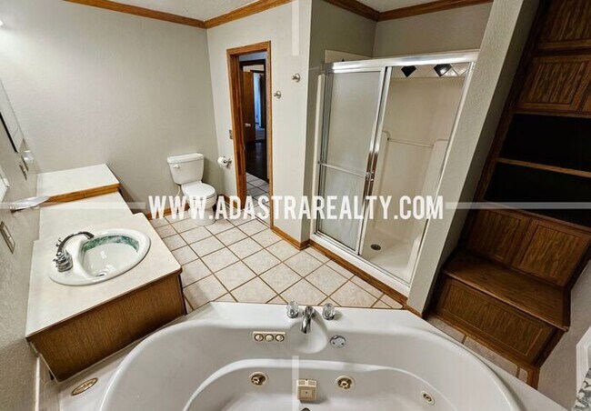 Building Photo - Spacious North Overland Park Bungalow-Available in FEBRUARY!!