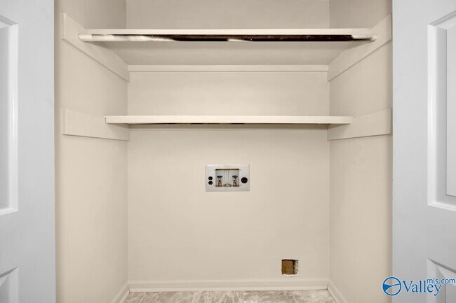 Building Photo - 2048 Woodlawn Dr SW