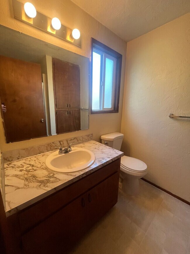 Building Photo - 3-Bedroom 2-Bathroom Single family home in...