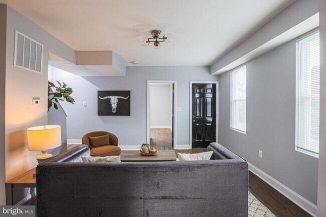 Building Photo - 9 Glenmore Ave